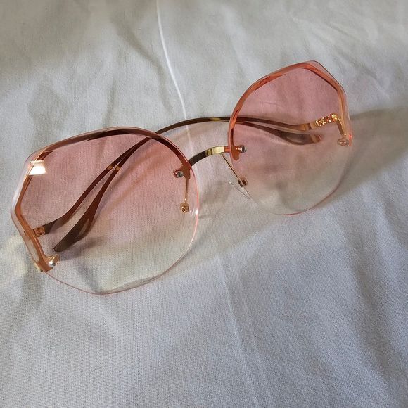 Oversized pink tint gold tone frame sunglasses - Picture 4 of 4